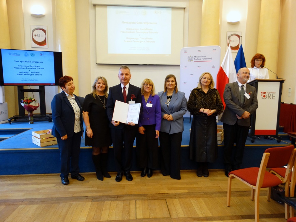 zdjecie z wręczenia Krajowych Certyfikatów Przedszkole Promujące Zdrowie i Szkoła Promująca Zdrowie